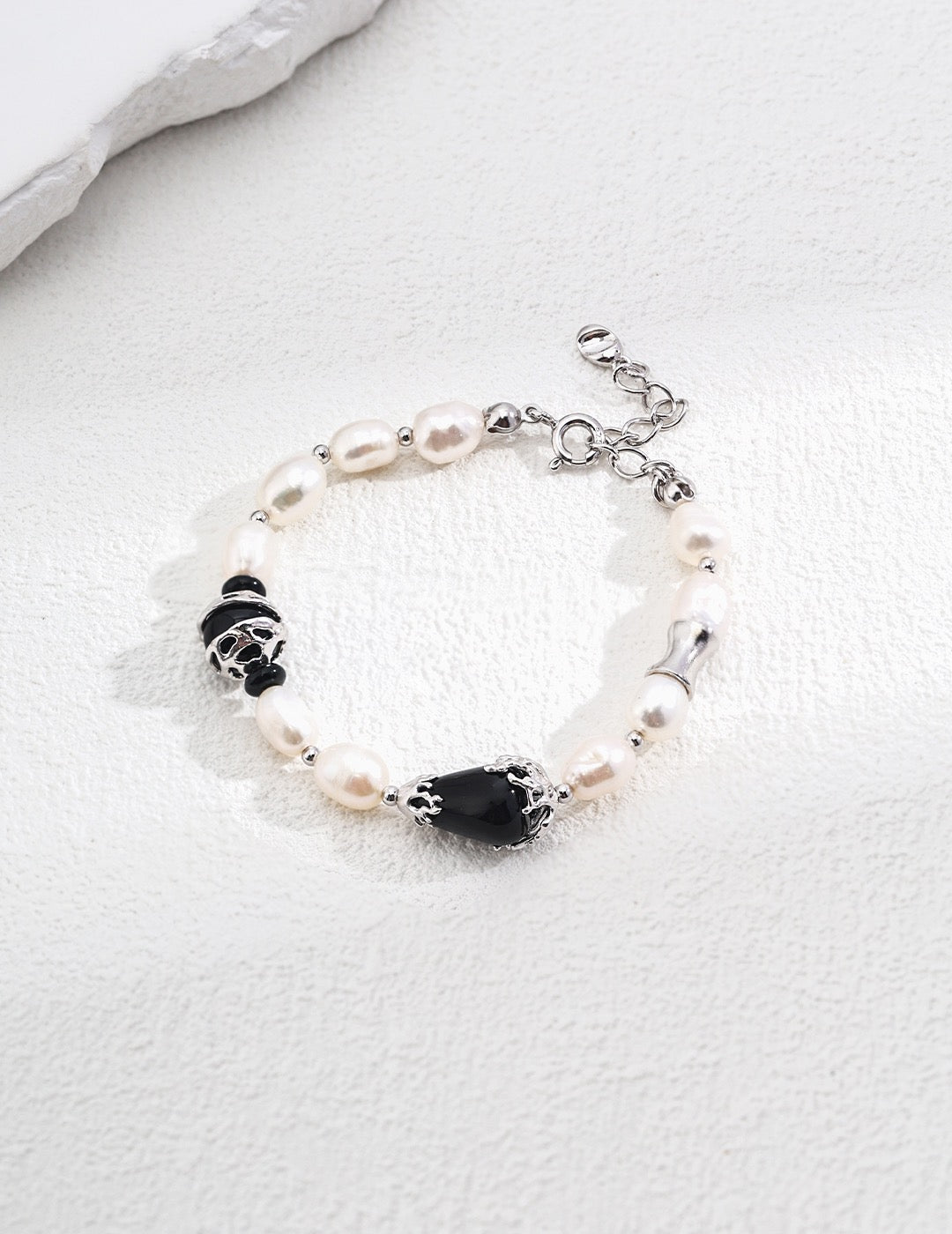 Armband aus Naturperlen und schwarzem Achat