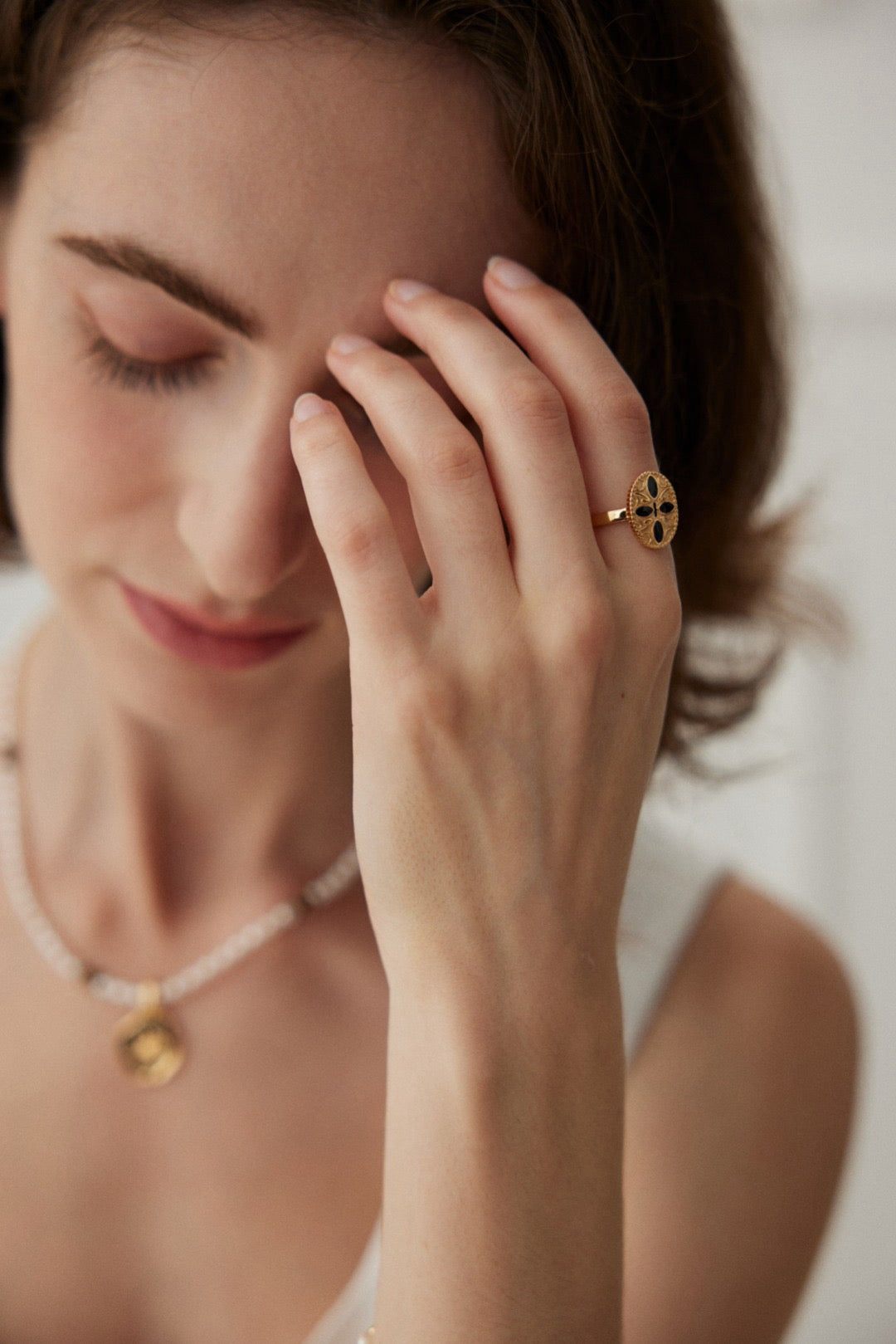 The retro palace-style black drip glaze ring